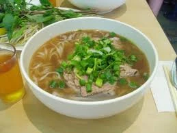 Pho (noodle served with beef and chicken) (Source: internet)